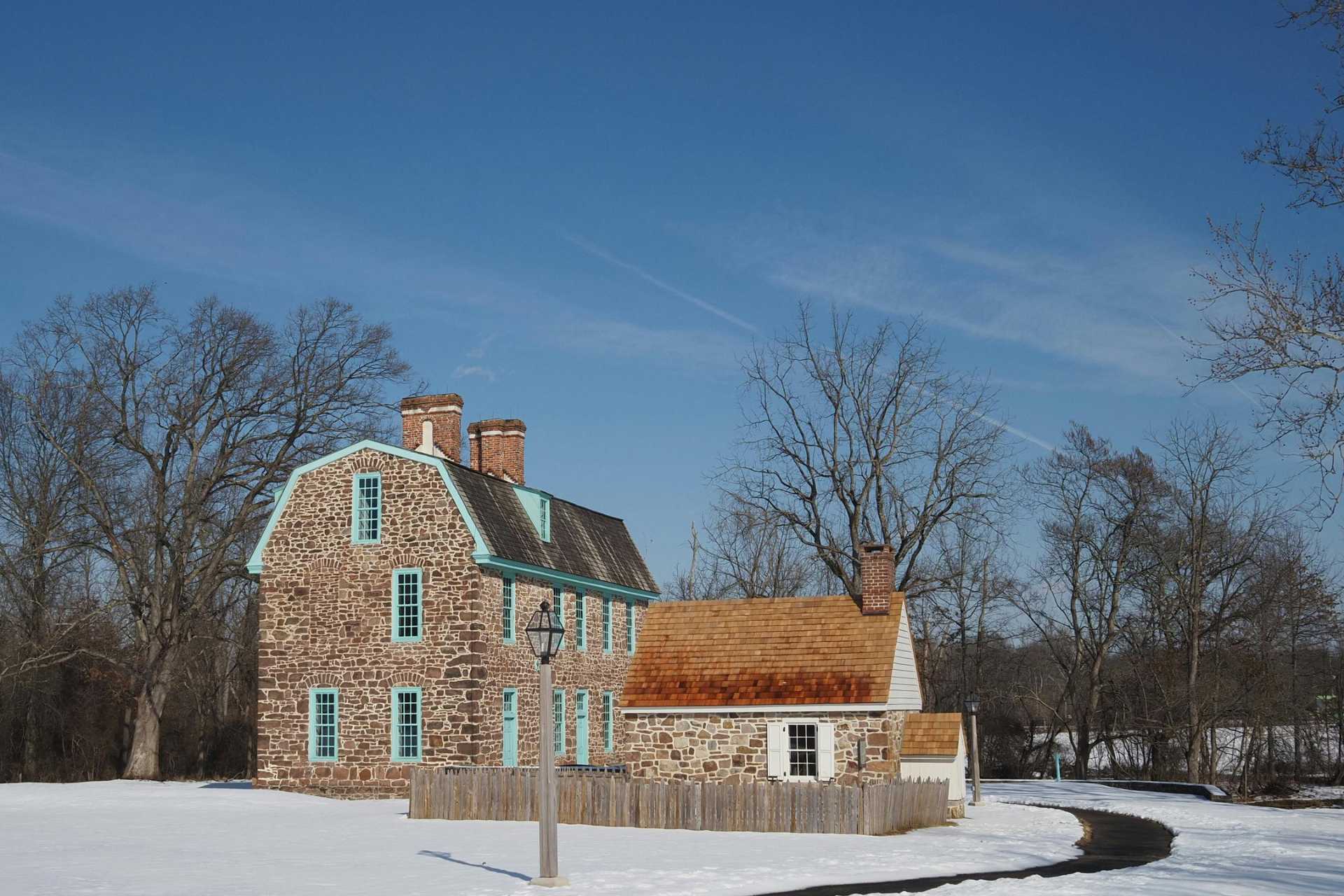 How Canadian Winters Affect the Performance of Old Windows - Custom Window Designs